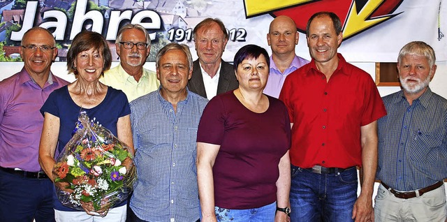 Jrgen Schneider, Regina Studer, Gnte...lektrizitts-Genossenschaft Hauingen.   | Foto: Mink