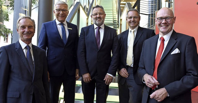 Fr die Volksbank verantwortlich (von ...zender) und Ulf Bleckmann (Vorstand).   | Foto: Juri junkov