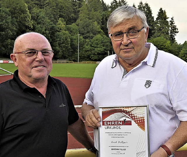 Ernst Bttgen (rechts) wurde zum Ehren...eigel erhielt die Ehrennadel in Gold.   | Foto: Kerckhoff