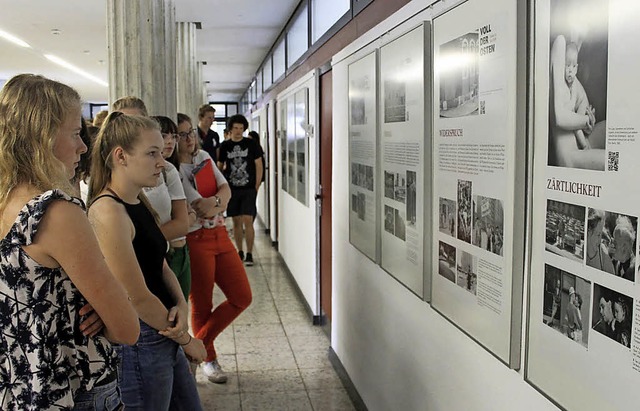 Schler aus den Geschichtskursen der A...n Fotos der Ausstellung ber die DDR.   | Foto: Matthias Sochor