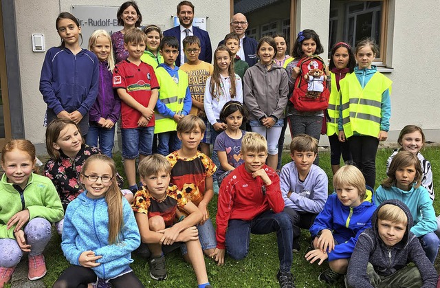 Die &#8222;Juniorhelfer&#8220; der Dr....tere Reihe von links) freuen sich mit.  | Foto: Jrg Oehler