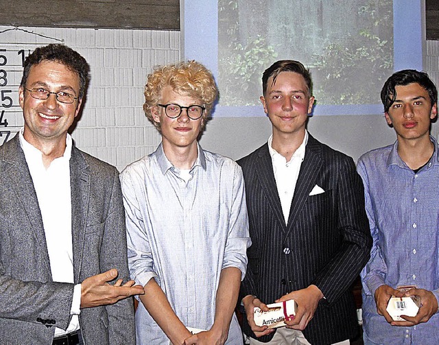 Lehrer Claudius Heitz mit seinen Schl...b Seidel, Kays Allgaier und Paul Lieb   | Foto: Kluge