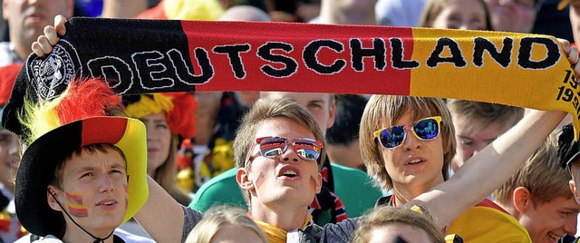 Deutschland vor, noch ein Tor: gemeinsam jubeln    | Foto: dpa