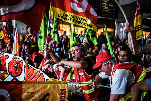 Ihre Streiks haben den franzsischen S...Eisenbahner beim Arbeitskampf in Lyon.  | Foto: AFP