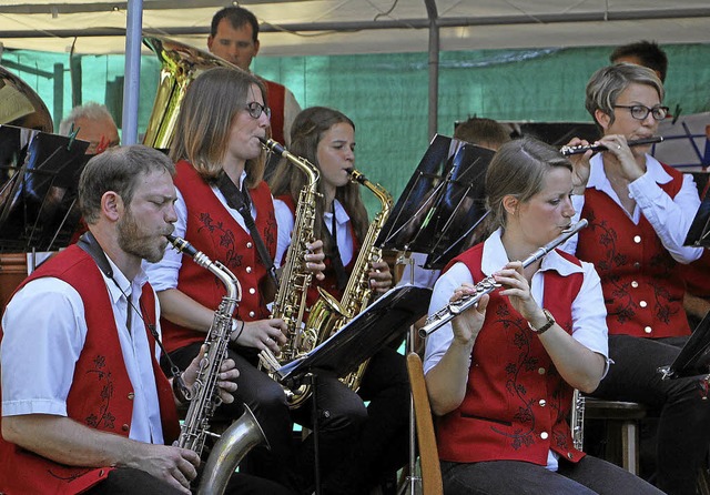 Musikerinnen und Musiker der Stadtkape...m begeisterten beim Open-Air-Konzert.   | Foto: Herbert Trogus