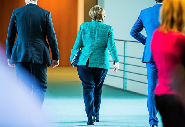 Bundeskanzlerin Angela Merkel (Mitte, CDU) verlsst eine Pressekonferenz  | Foto: dpa
