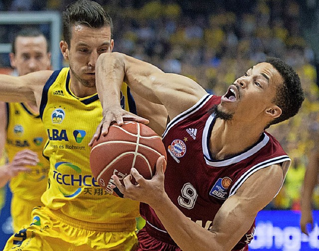 Hart umkmpftes Playoff-Spiel: Berlins...nks) gegen Mnchens Jared Cunningham.   | Foto: dpa