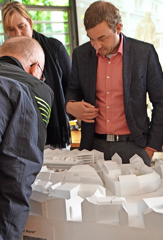 Projektleiter Daniel Veit (rechts) vor...Modell des &#8222;Neuen Markts&#8220;.  | Foto: Gerhard Walser
