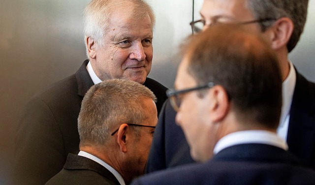 Horst Seehofer (links hinten) im Kreis der CSU-Fraktion   | Foto: dpa