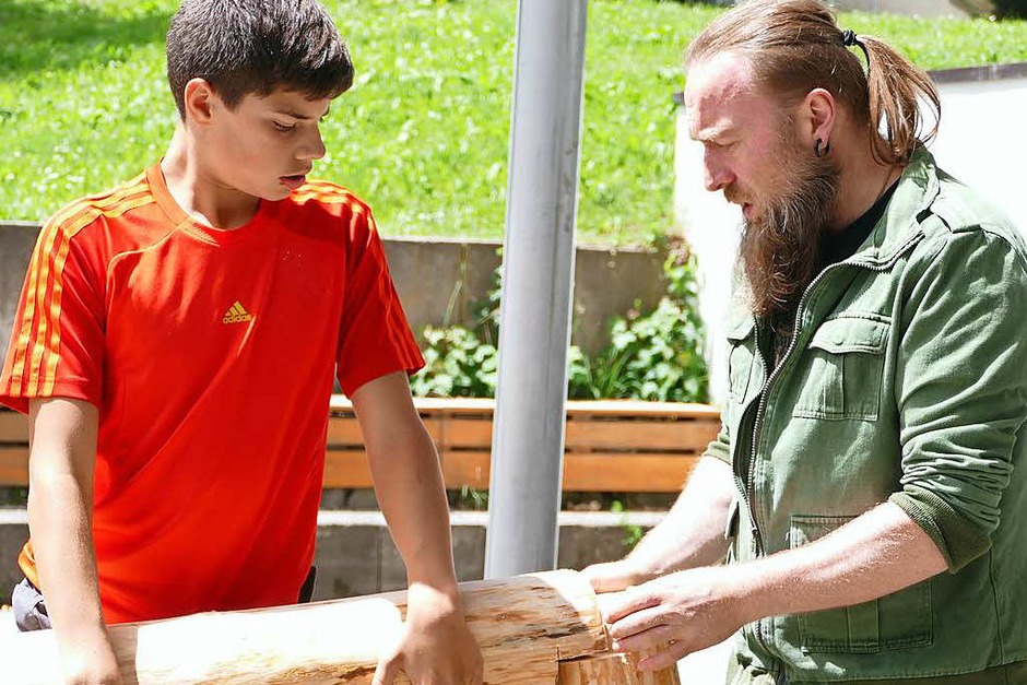 Mit Elan arbeiteten die Schüler an den Kunstobjekten, die bald auf dem Schulgelände ausgestellt werden sollen. (Foto: Stefan Limberger-Andris) Mit Elan arbeiteten die Schüler an den Kunstobjekten, die bald auf dem Schulgelände ausgestellt werden sollen. (Foto: Stefan Limberger-Andris)