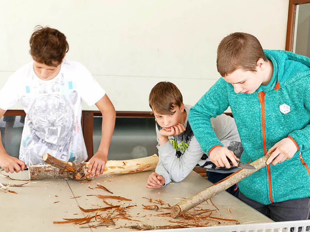 Mit Elan arbeiteten die Schler an den Kunstobjekten, die bald auf dem Schulgelnde ausgestellt werden sollen.