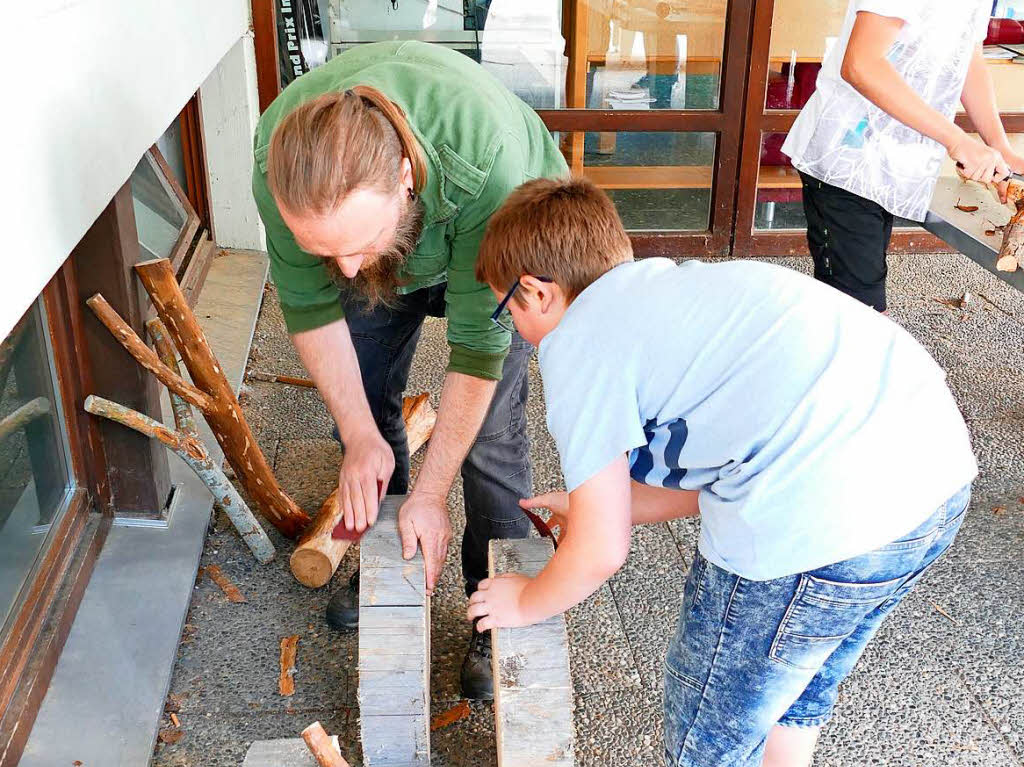 Mit Elan arbeiteten die Schler an den Kunstobjekten, die bald auf dem Schulgelnde ausgestellt werden sollen.