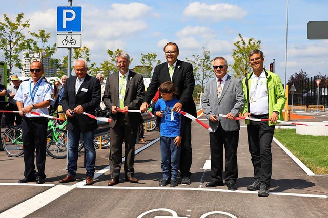 Freie Fahrt (von links): Berthold Pfei...rkehrswacht) und Tobias de Han (LGS).  | Foto: Christoph Breithaupt