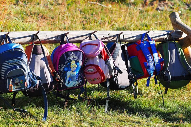 Herbst im Waldkindergarten in Lenzkirc...e bunten Ruckscke der Kinder im Wind.  | Foto: Susanne Gilg