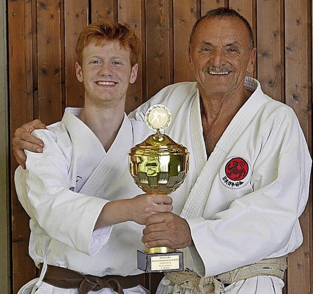 Marius Werz mit seinem Trainer Josef Faller   | Foto: Karate Dojo Breisach