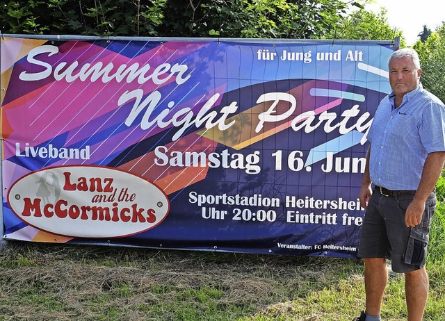 Hajo Fnfgeld mit dem Transparent der Summer Night Party des FC Heitersheim  | Foto: Martin Pfefferle