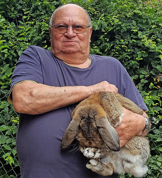 Konrad Schwendemann prsentiert ein Prachtexemplar.   | Foto: Beate Zehnle-Lehmann