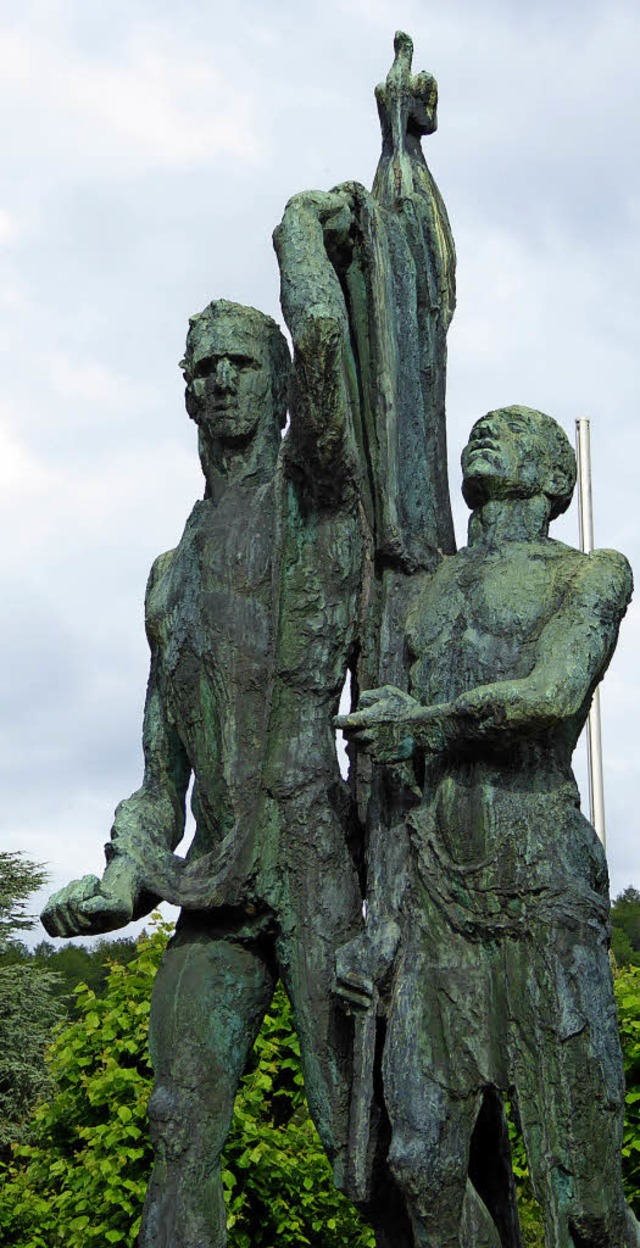 Das Kriegerdenkmal auf dem Hauptfriedhof ist von Adolf Strbe.   | Foto: Sabine Ehrentreich