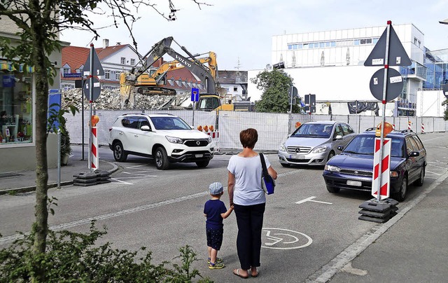 Die Abrissarbeiten in der Kapuzinerstr...blick, fr den Viele kurz innehalten.   | Foto: Borchers