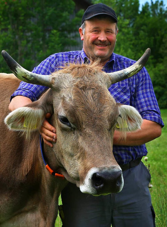 Landwirt Markus Grieser mit Kuh Regina  | Foto: dpa