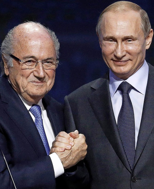 Hand drauf: Joseph Blatter (links) mit...ei der Vorrundenauslosung fr die WM    | Foto: dpa