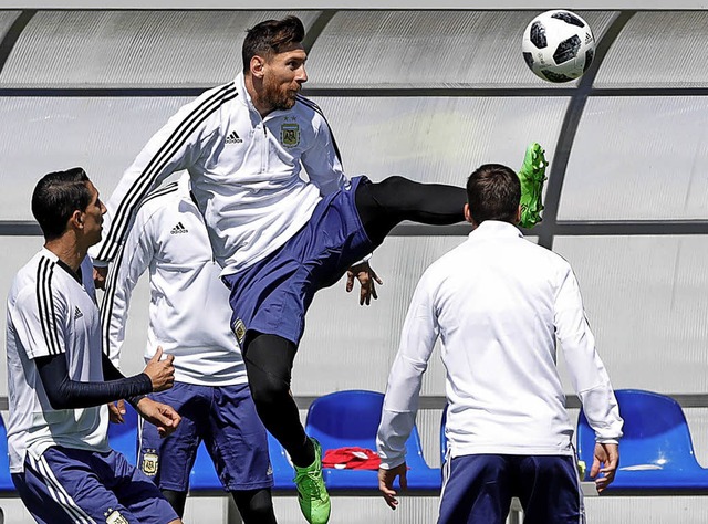 Auch im Training berragt der kleine Lionel Messi sie alle.   | Foto: dpa