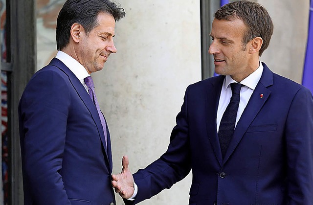 Frankreichs Premier Emmanuel  Macron r...Amtskollegen Giuseppe Conte die Hand.   | Foto: dpa