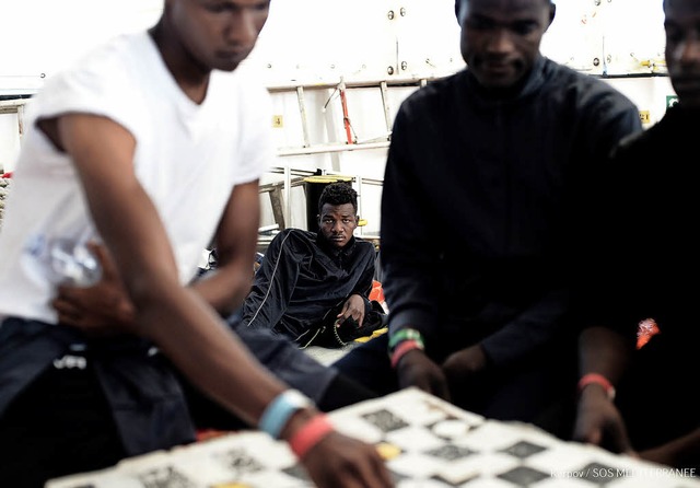 Flchtlinge an Bord der Aquarius   | Foto: Kenny Karpov/SOS Mediterranee/MSF/dpa