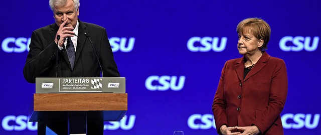 Minutenlang lie Seehofer auf dem CSU-...e ein Schulmdchen neben sich stehen.   | Foto: AFP