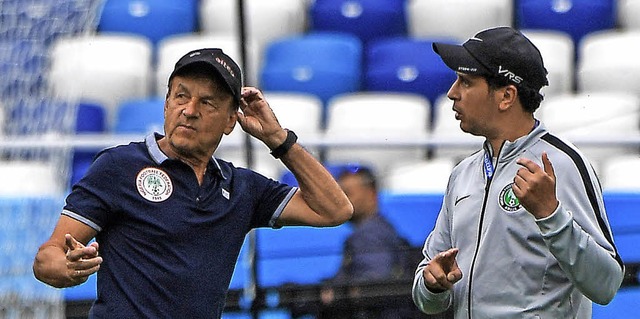 Gernot Rohr (links) und sein Freiburger Assistent Nabil Trabelsi    | Foto: AFP