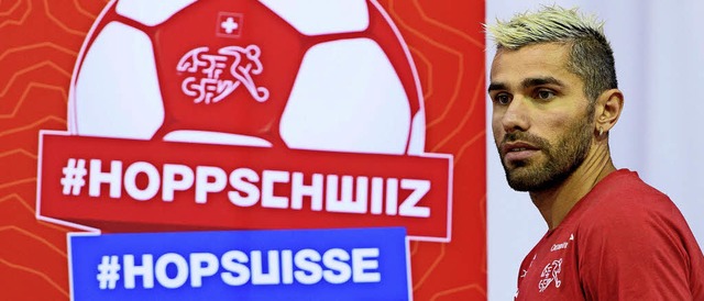 Der Schweizer Mittelfeldspieler Valon ...bei der  Pressekonferenz  in Togliatti  | Foto: dpa