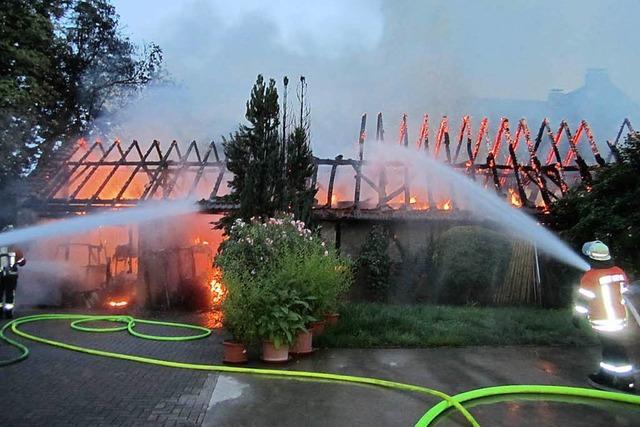 Wirtschaftsgebäude abgebrannt – Feuerwehr verhindert Schlimmeres