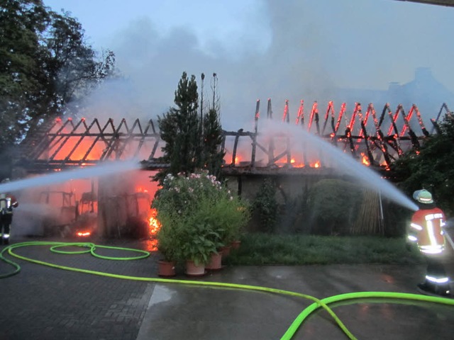 Das konomiegebude stand beim Eintreffen der Feuerwehr bereits voll in Flammen.  | Foto: Ulrich Senf