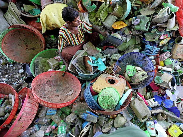 Das Plastikproblem muss bereits auf un...ponien angegangen werden, sagen Leser.  | Foto:  dpa