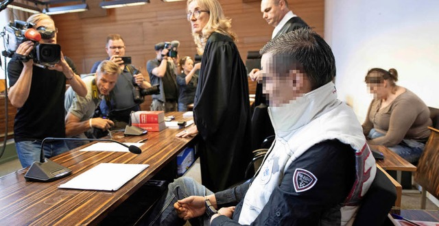 Whrend Christian L. sich im Gerichtss...(rechts im Hintergrund) klein machen.   | Foto:  AFP
