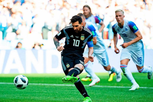 Argentiniens Strmer Lionel Messi in Aktion bei einen Elfmeter.  | Foto: dpa