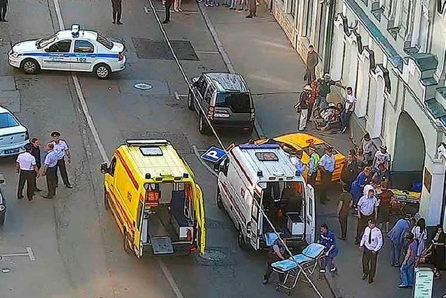 Taxifahrer fhrt in Moskauer Innenstadt auf Brgersteig auf und verletzt Passanten