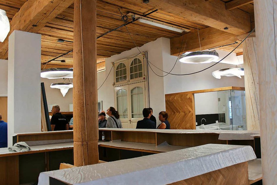 Neuer Charme in altem Gebäude: Die ehemalige Markthalle im Erdgeschoss teilen sich das Bürgerbüro (im Bild) und das Stadtbauamt. (Foto: Christa Maier) Neuer Charme in altem Gebäude: Die ehemalige Markthalle im Erdgeschoss teilen sich das Bürgerbüro (im Bild) und das Stadtbauamt. (Foto: Christa Maier)