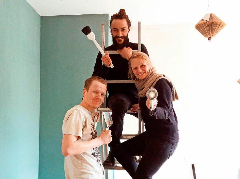 Tobias Becker, John Massoud und Daria ...hts) betreiben gemeinsam das Café Pow.  | Foto: privat