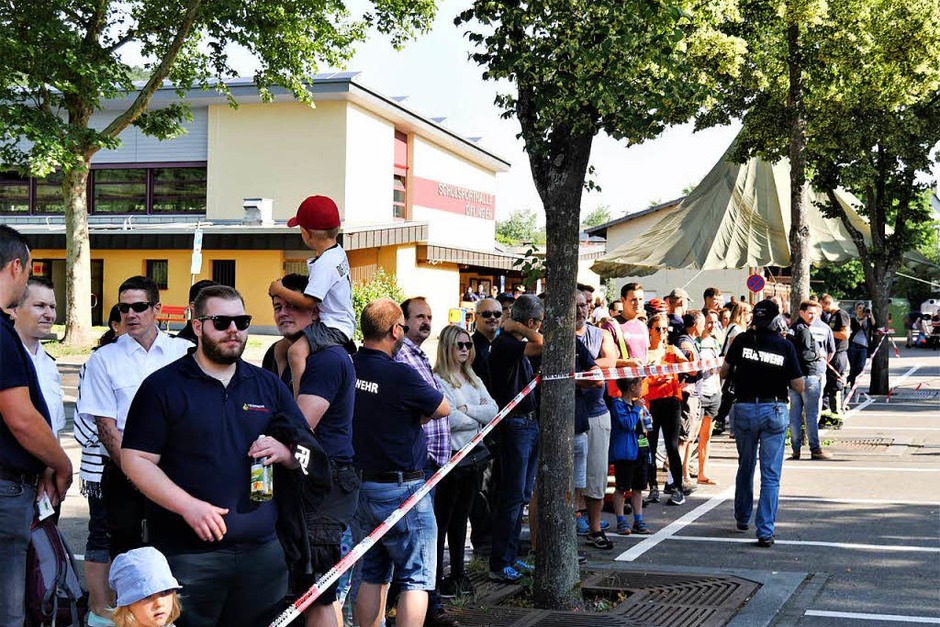 Zahlreiche Schaulustige machten sich ein Bild von der Schlagkraft der Feuerwehren des Landkreises. (Foto: Jörn Kerckhoff) Zahlreiche Schaulustige machten sich ein Bild von der Schlagkraft der Feuerwehren des Landkreises. (Foto: Jörn Kerckhoff)
