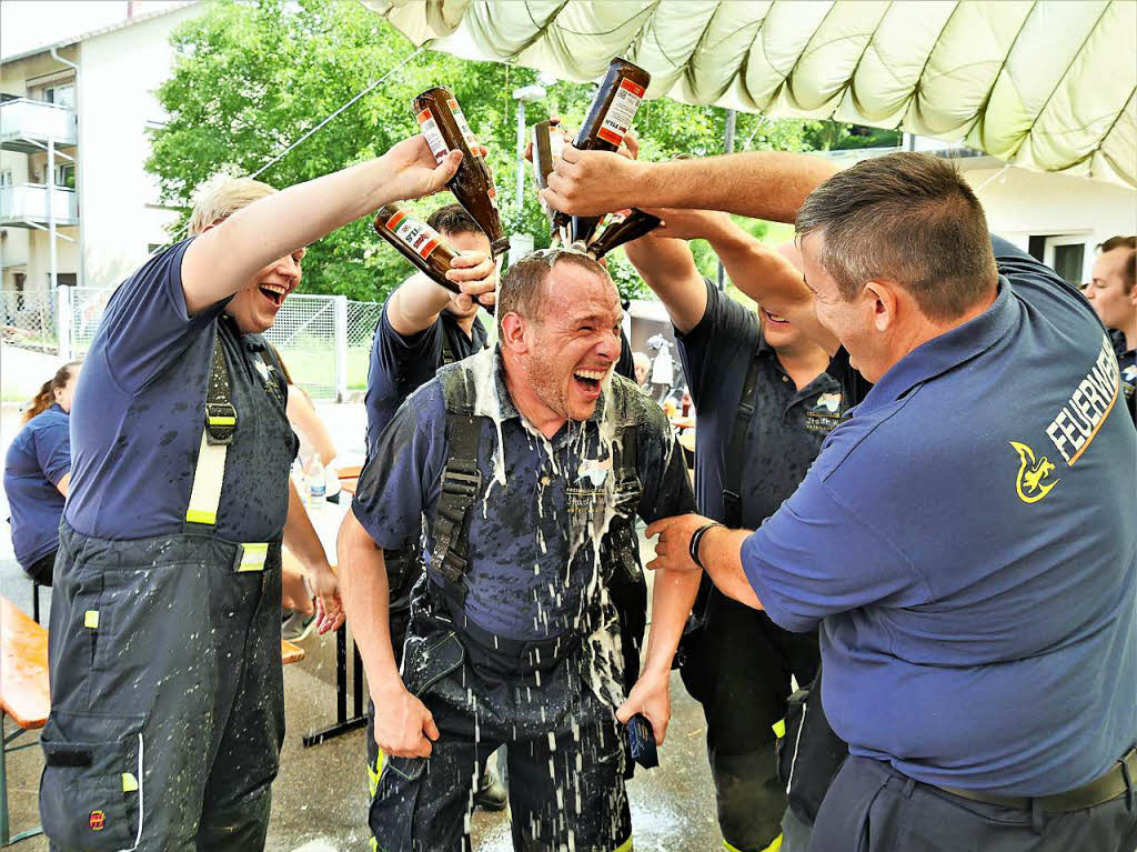 Da musste Stefan Kramer durch, nach erfolgreicher Prfung bedankte sich sein Zug mit einer Bierdusche bei ihrem Zugfhrer.