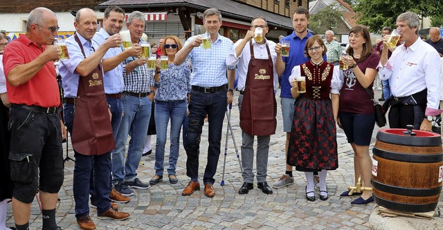 &#8222;Zum Wohl!&#8220; hie es (von l...n auf die Erffnung des Dorffestes an.  | Foto: Dorothe Kuhlmann