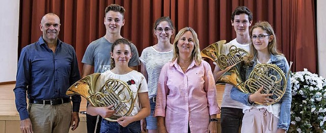 Erfolgreiche Musikschlerinnen und -sc...lehrerin Christiane Vosseler (Mitte).   | Foto: Musikschule