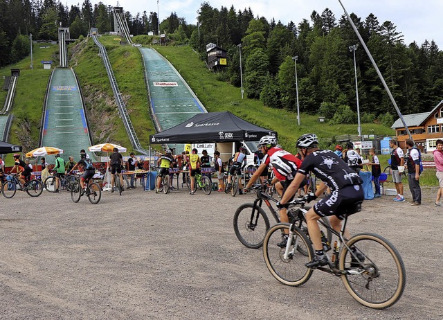 Die groartige Kulisse im Adler-Skista...ei den Radsportlern viel Bewunderung.   | Foto: Dieter Maurer