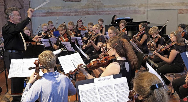 Das Orchester der Musikschule Markgrf...tung von Friedemann Kallert in Aktion.  | Foto: Philipp