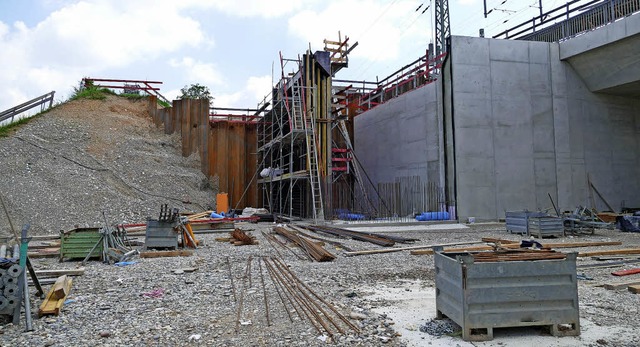 Die Nordwestumfahrung ist fertig, hier...ht die Wirtschaftswegbrcke der Stadt.  | Foto: Antonia Lapp