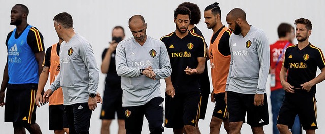 Belgiens Trainer Roberto Martinez blickt whrend des Trainings auf die Uhr.   | Foto: AFP