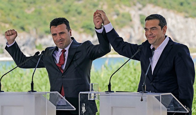 Alexis Tsipras (rechts), griechischer ... Zaev jubeln nach der Unterzeichnung.   | Foto: dpa