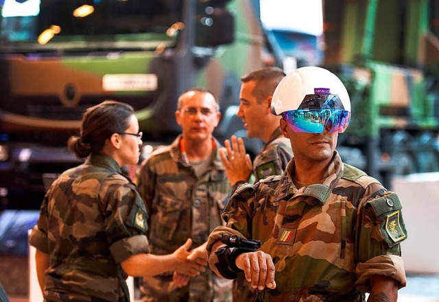 Ein franzsischer Soldat trgt einen A...-Helm auf der Rstungsmesse Eursatory.  | Foto: AFP