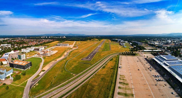 Der Flugplatz Freiburg und der Standort des neuen SC-Stadions aus der Luft.  | Foto: Matthias Weniger